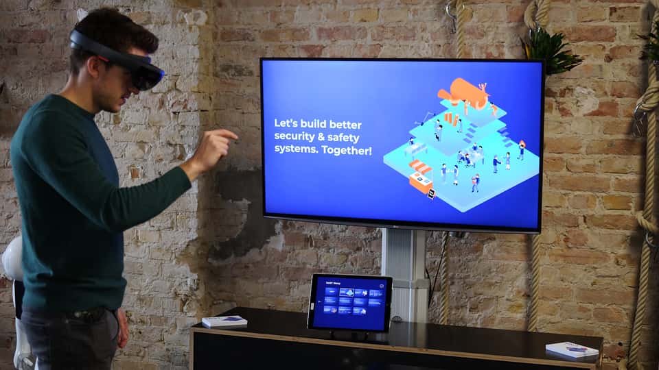 Gesture-controlled presentation system in corporate showroom